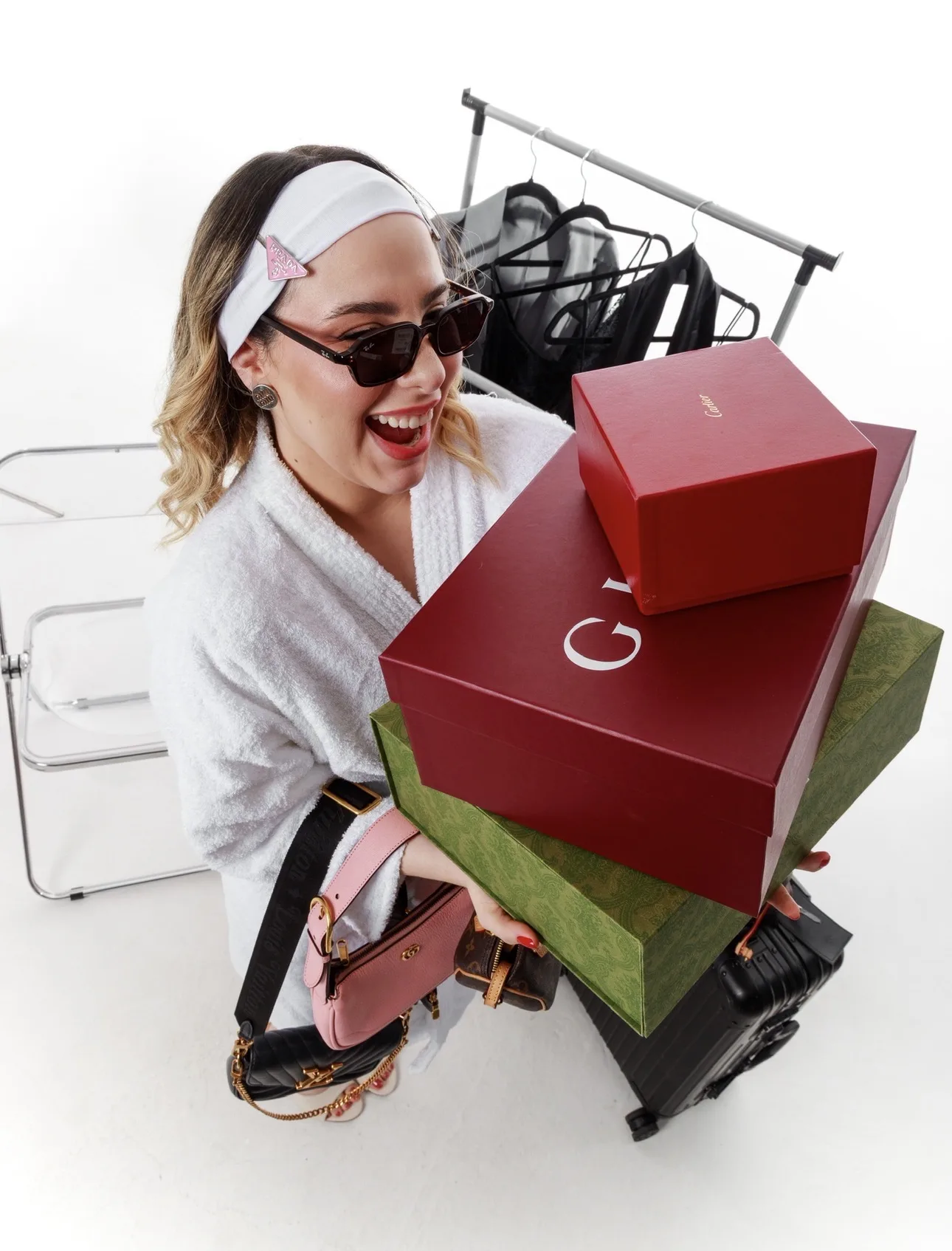 Vitória com bolsas e caixas de luxo Gucci
