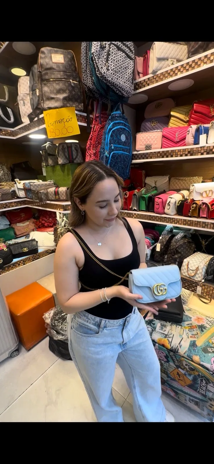 Vitória em uma loja de bolsas e acessórios